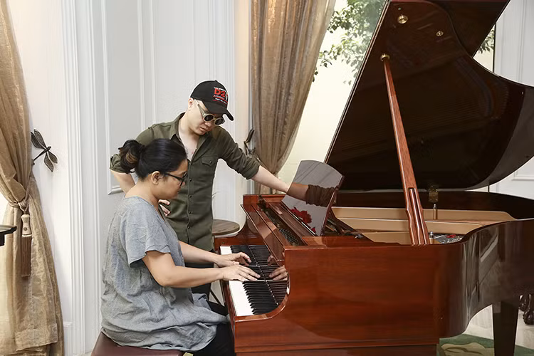 Việc ứng dụng nhạc live vào trình diễn thời trang không quá xa lạ trong các show quốc tế. Tuy nhiên, ở Việt Nam ít ai mạo hiểm thực hiện diều này bởi cách dàn dựng này đòi hỏi sự đầu tư tỉ mỉ, công phu.