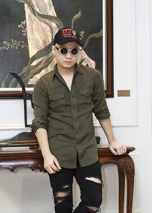 Với tiếng piano du dương, trầm bổng kết hợp không gian được bày trí mang đậm cảm hứng thời trang Thu Đông, show diễn Huyền thoại những chiếc đầm đen hứa hẹn sẽ mang đến những cảm xúc, dư vị khó quên trong lòng khán giả, giới mộ điệu.