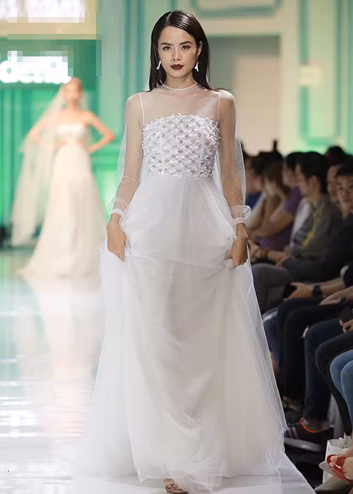 Ngam Lan Khue hoa co dau tren san dien thoi trang-Hinh-10