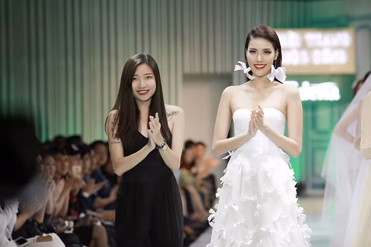 Ngam Lan Khue hoa co dau tren san dien thoi trang-Hinh-5