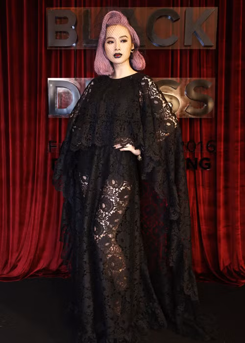 Diện váy ren dài cầu kỳ, Angela Phương Trinh xuất hiện nổi bật với mái tóc được nhuộm màu tím đen. 