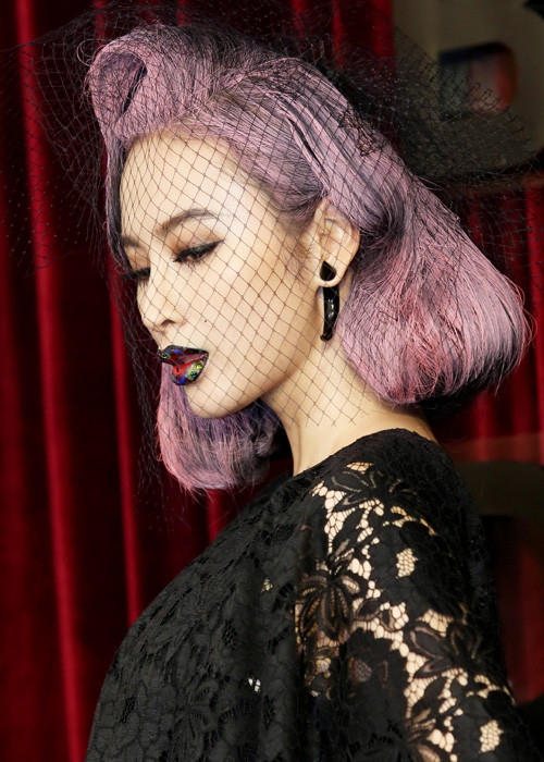 Phong cách trang điểm với đôi môi đầy màu sắc ấn tượng giúp “bà mẹ nhí” trở thành tâm điểm chú ý tại sự kiện. 