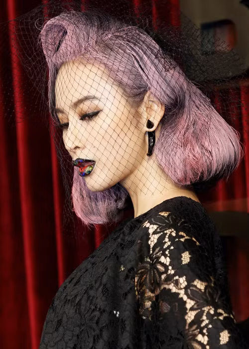 Phong cách trang điểm với đôi môi đầy màu sắc ấn tượng giúp “bà mẹ nhí” trở thành tâm điểm chú ý tại sự kiện. 