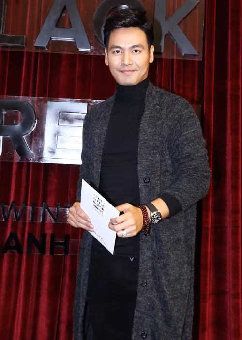 Thảm đỏ show Thu Đông 2016 của nhà thiết kế họ Đỗ còn có sự xuất hiện của MC Phan Anh. 