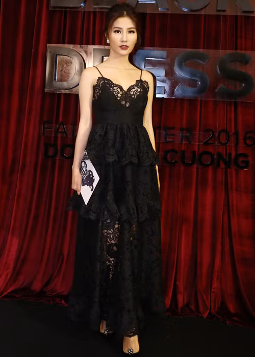 Diễn viên Diễm My quyến rũ với váy ren hai dây được tạo điểm nhấn bằng cấu trúc phân tầng từ thắt eo trở xuống. 