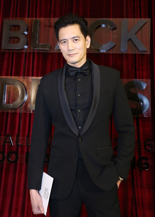 Cũng tham dự show diễn, bạn trai của nữ MC Kỳ Duyên - Duy Hân lịch lãm với cây đen.