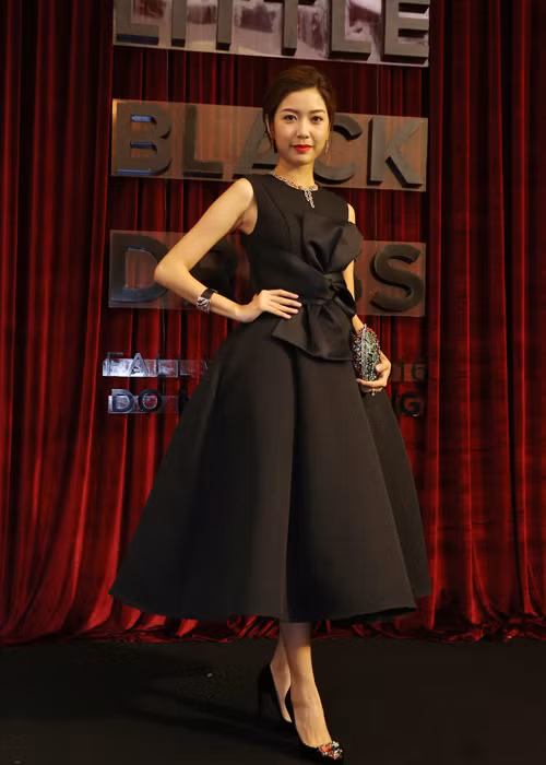 Cũng tham dự sự kiện, Á hậu Thúy Vân xinh như nàng công chúa khi diện váy xòe kết hợp phần nơ thắt to bản. 