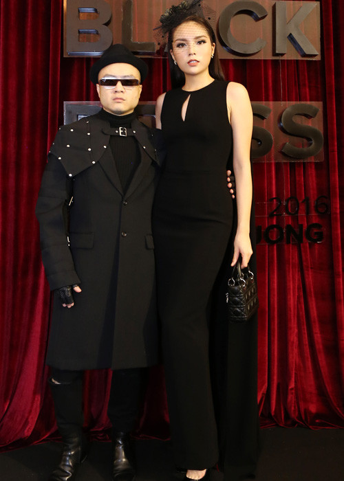 Cũng tham dự show diễn của Đỗ Mạnh Cường, Hoa hậu Kỳ Duyên diện trang phục thanh lịch với dáng ôm có tà thiết kế rời phía sau và mang túi xách Lady Dior. 