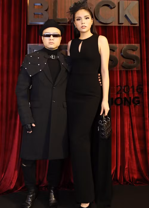 Cũng tham dự show diễn của Đỗ Mạnh Cường, Hoa hậu Kỳ Duyên diện trang phục thanh lịch với dáng ôm có tà thiết kế rời phía sau và mang túi xách Lady Dior. 