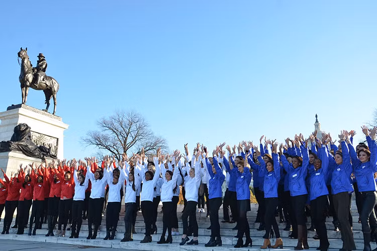 Mới đây, các thí sinh diện trang phục dựa theo màu nhóm của mình vừa tham gia buổi lễ chào đón trang trọng. (Ảnh: Hoa hậu Thế giới)