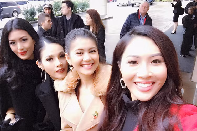 Hoa khôi Áo dài Việt Nam 2016 khoe vẻ đầy rạng rỡ trong chuyến tham quan. (Ảnh: Facebook Diệu Ngọc)