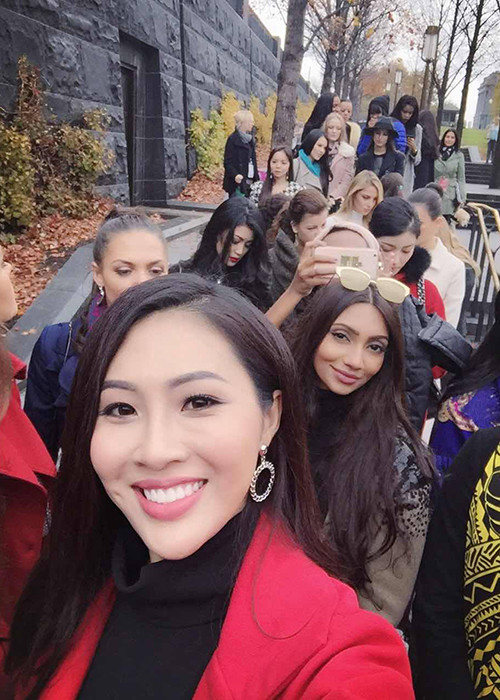 Diệu Ngọc tiếp tục gây ấn tượng bởi sự thân thiện với bạn bè quốc tế. Trước đó, ở phần thi Người đẹp tài năng tại Hoa hậu Thế giới 2016, dù gặp sự cố với nhạc cụ dân tộc nhưng đại diện của Việt Nam tự tin chuyển sang múa dân gian đương đại. (Ảnh: Facebook Diệu Ngọc)