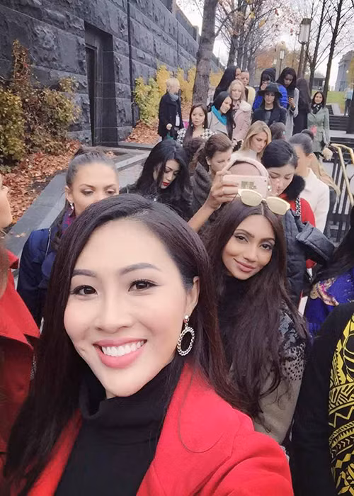 Diệu Ngọc tiếp tục gây ấn tượng bởi sự thân thiện với bạn bè quốc tế. Trước đó, ở phần thi Người đẹp tài năng tại Hoa hậu Thế giới 2016, dù gặp sự cố với nhạc cụ dân tộc nhưng đại diện của Việt Nam tự tin chuyển sang múa dân gian đương đại. (Ảnh: Facebook Diệu Ngọc)