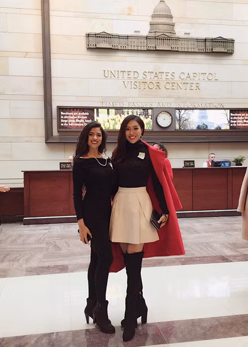 Trước buổi lễ chào đón, Diệu Ngọc cùng các thí sinh khác của Hoa hậu Thế giới 2016 đã có buổi tham quan tòa Quốc hội Mỹ. (Ảnh: Facebook Diệu Ngọc)