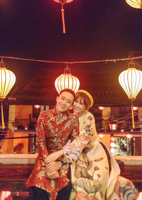 Đôi uyên ương đã có những khoảnh khắc tình tứ tại phố cổ Hội An trong bộ ảnh đón Trung thu. (Ảnh: Facebook nhân vật)