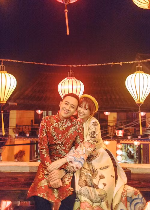 Đôi uyên ương đã có những khoảnh khắc tình tứ tại phố cổ Hội An trong bộ ảnh đón Trung thu. (Ảnh: Facebook nhân vật)