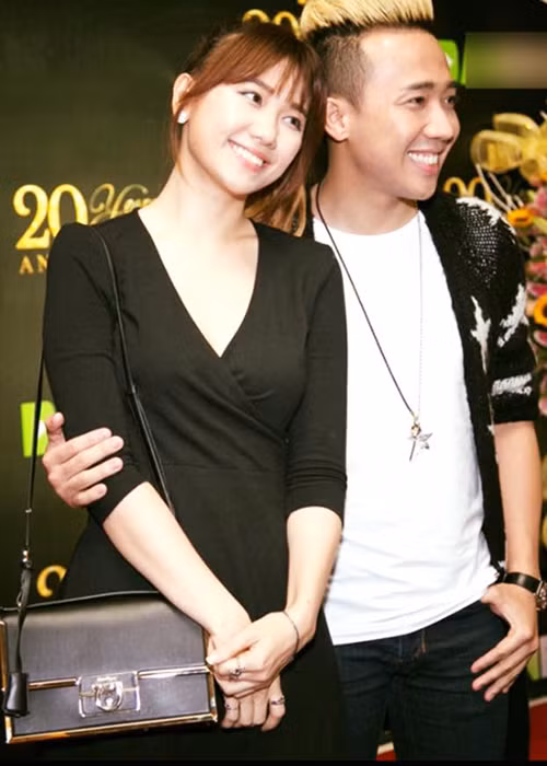 Trấn Thành và Hari Won không giấu được vẻ rạng ngời hạnh phúc mỗi lần sánh đôi. (Ảnh: Facebook nhân vật)