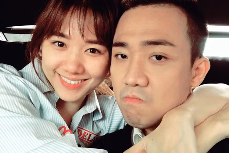 Dù gặp nhiều sóng gió kể từ khi yêu nhưng Trấn Thành - Hari Won vẫn nắm tay nhau vượt qua khó khăn. (Ảnh: Facebook nhân vật)