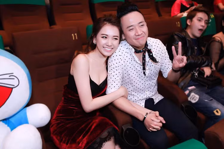 Trong buổi ra mắt sản phẩm âm nhạc của mình mới đây, Hari Won không ngần ngại tựa vai, nắm chặt tay bạn trai. (Ảnh: Fanpage Hari Won)