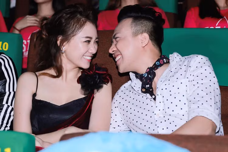 Cặp đôi nghệ sĩ nổi tiếng còn trao cho nhau ánh mắt đầy tình tứ trong suốt sự kiện. (Ảnh: Fanpage Hari Won)