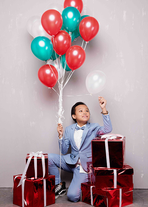 Phi Nhung không chỉ chăm lo việc học hành của Hồ Văn Cường mà còn quản lý việc ca hát của giọng ca nhí này. 