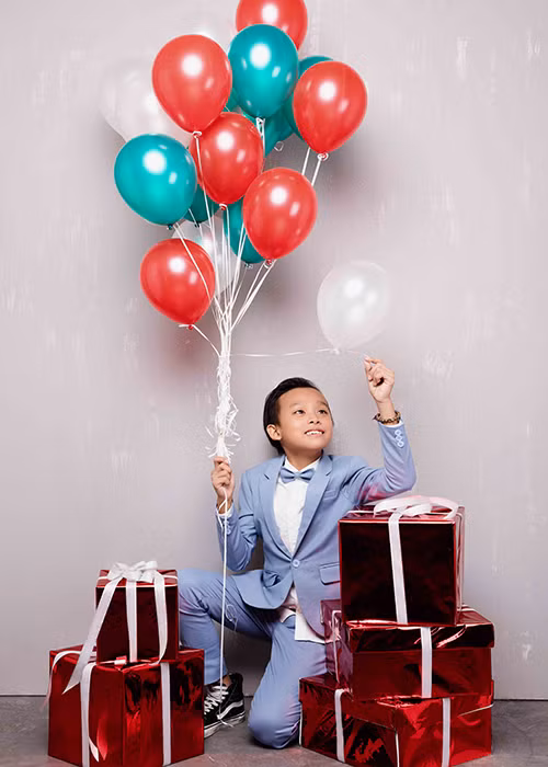 Phi Nhung không chỉ chăm lo việc học hành của Hồ Văn Cường mà còn quản lý việc ca hát của giọng ca nhí này. 