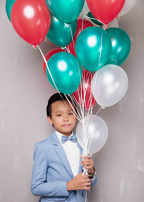 Cùng hòa vào không khí Giáng sinh tại Sài Gòn, Hồ Văn Cường vừa gửi đến người hâm mộ bộ ảnh đón ngày lễ này. 