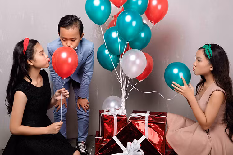 Cậu con nuôi của ca sĩ Phi Nhung háo hức đón Giáng sinh sớm cùng hai giọng ca nhí: Tuyết Nhung và Thiêng Ngân. 