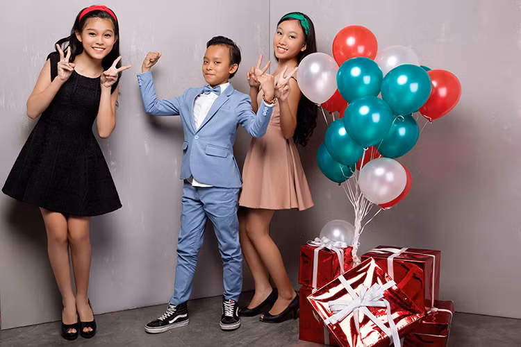 Với Tuyết Nhung, cô bé tên thật là Thu Hiền, từng tham gia chương trình Giọng hát Việt nhí 2014 khi mới 13 tuổi. 