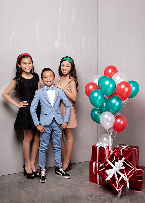 Sau khi được nhận làm con nuôi của Phi Nhung, Tuyết Nhung được đầu tư nhiều hơn cũng như rèn luyện về giọng hát. 