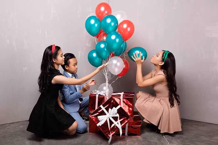 Cả quán quân Hồ Văn Cường, Tuyết Nhung (ngoài cùng bên trái) và Thiên Ngân đều là con nuôi của giọng ca “Áo mới Cà Mau”. 