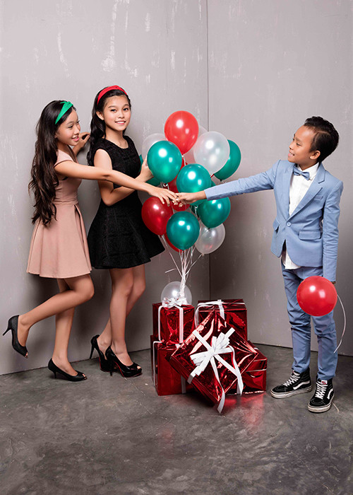 Trong bộ ảnh Giáng sinh, cậu nhóc gốc Tiền Giang diện vest bảnh bao. So với hồi mới đăng quang, Hồ Văn Cường trông chững chạc hơn. 