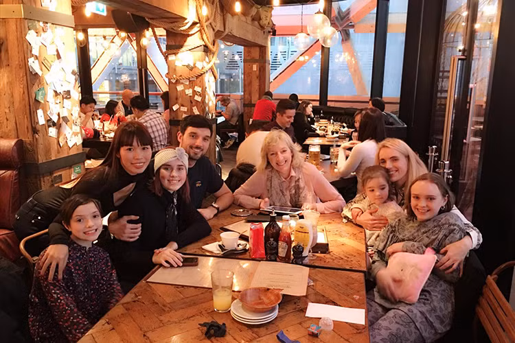 Không khí Giáng sinh 2016 đang rộn ràng ở khắp mọi nơi. Năm nay, vợ chồng siêu mẫu Hà Anh đón mừng ngày lễ này ở Anh quốc. (Ảnh: Facebook nhân vật)