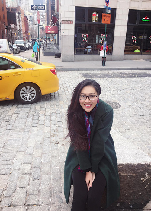 Diệu Ngọc rất hào hứng tận hưởng không khí Giáng sinh ở trời Tây. Mới đây, người đẹp gây xôn xao khi chia sẻ ảnh nắm tay một người đàn ông giấu mặt. (Ảnh: Facebook nhân vật)