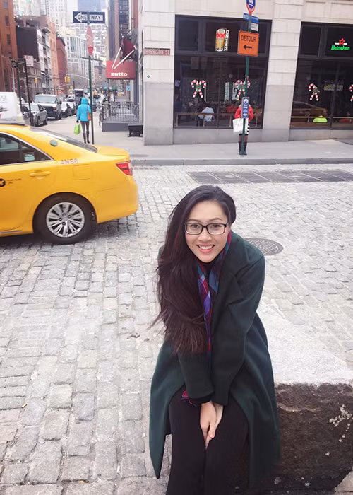 Diệu Ngọc rất hào hứng tận hưởng không khí Giáng sinh ở trời Tây. Mới đây, người đẹp gây xôn xao khi chia sẻ ảnh nắm tay một người đàn ông giấu mặt. (Ảnh: Facebook nhân vật)