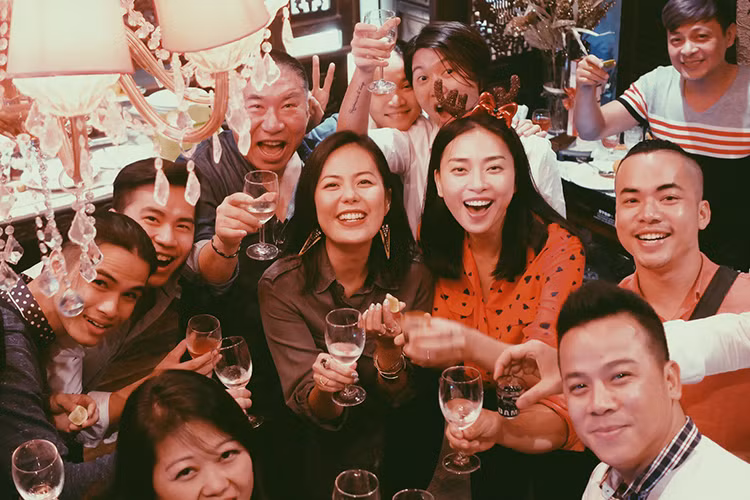 Mới đây, trên trang cá nhân, diễn viên Ngô Thanh Vân cũng chia sẻ khoảnh khắc đón Noel bên gia đình, bạn bè ở nước ngoài. (Ảnh: Facebook nhân vật)