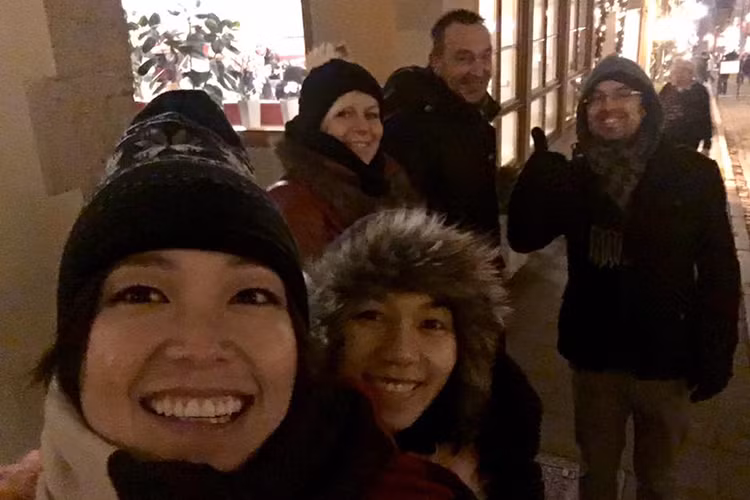 Người đẹp sinh năm 1990 vui vẻ tận hưởng không khí Giáng sinh đang tràn ngập ở một thị trấn của nước Đức bên bạn bè. (Ảnh: Facebook nhân vật)