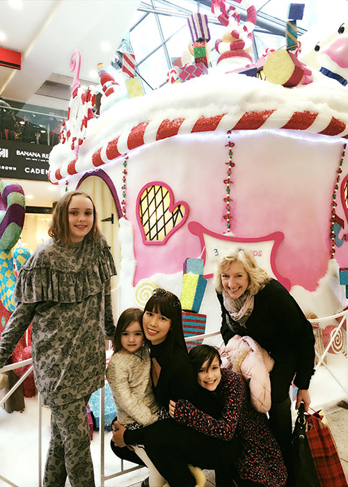 Hà Anh rất thân thiết với các cô cháu gái xinh đẹp, dễ thương bên gia đình chồng khi tận hưởng không khí Giáng sinh ở nước ngoài. (Ảnh: Facebook nhân vật)