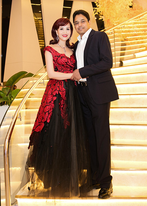 Vợ chồng Hoa hậu Diệu Hoa không ngần ngại dành những cử chỉ tình cảm cho nhau trong suốt sự kiện. 