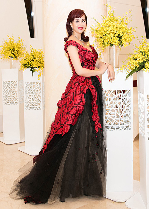 Ở độ tuổi U50 và đã trở thành bà mẹ 3 con nhưng Hoa hậu Diệu Hoa vẫn giữ được nhan sắc trẻ trung. 