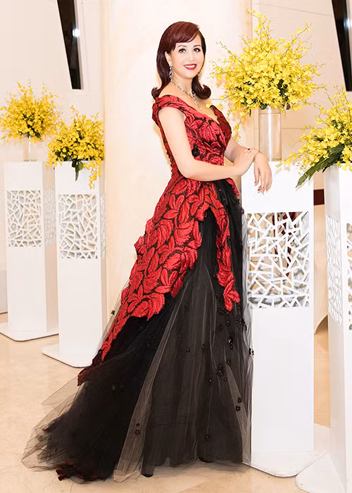 Hoa hau Dieu Hoa duoc chong ngoai quoc ho tong den su kien-Hinh-7