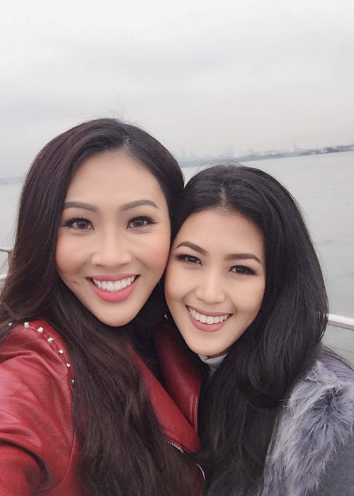 Đại diện Việt Nam khoe vẻ rạng rỡ trong chuyến tham quan các địa điểm nổi tiếng của thành phố New York, Mỹ. (Ảnh: Hoa hậu Thế giới) 