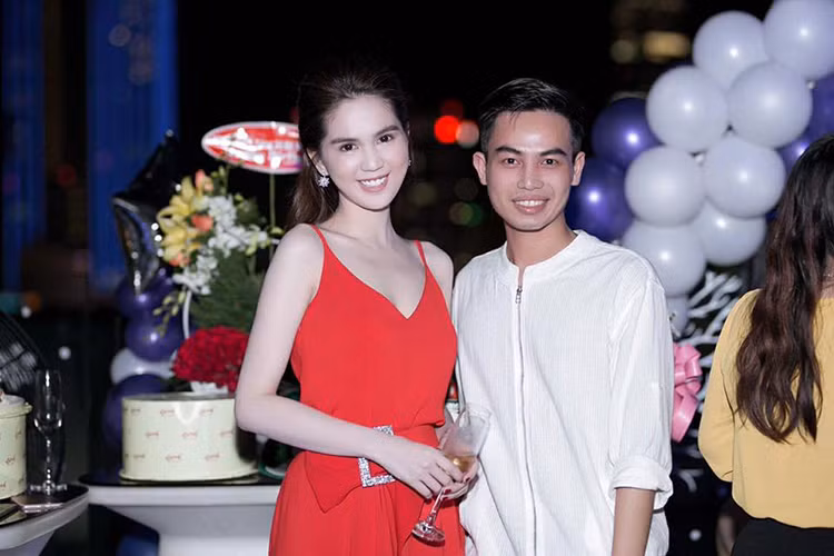 Chỉ mới hẹn hò được 2 tháng nhưng Ngọc Trinh được lòng gia đình bạn trai. Cô cũng được người yêu hết mực cưng chiều. (Ảnh: Facebook chị gái Ngọc Trinh)