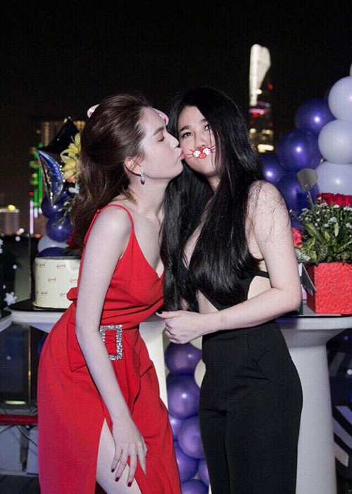 Nữ diễn viên phim “Vòng eo 56” chu môi hôn má người chị gái thân thiết. (Ảnh: Facebook chị gái Ngọc Trinh)