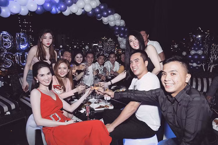 Ngọc Trinh luôn nở nụ cười rạng rỡ trong bữa tiệc. Hiện tại, cô đang rất hạnh phúc trong tình yêu với bạn trai tỷ phú. (Ảnh: Facebook chị gái Ngọc Trinh)