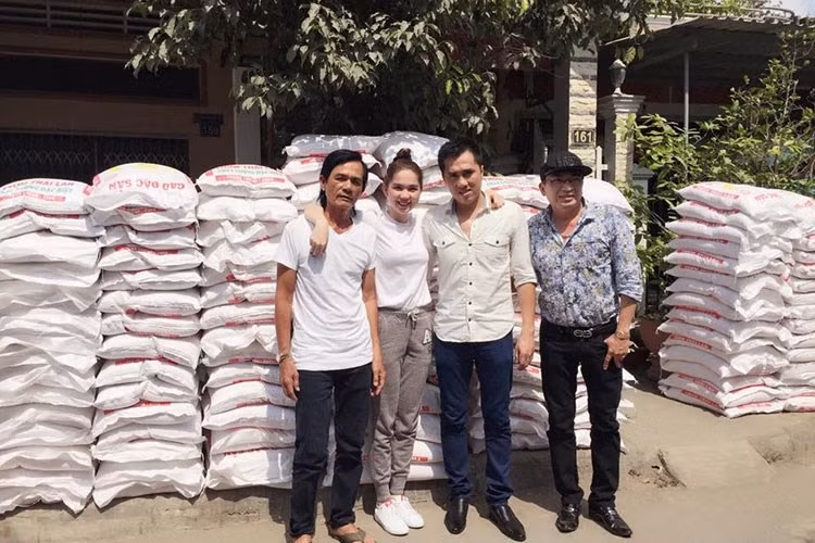 Trở về Việt Nam sau kỳ nghỉ với bạn trai, Ngọc Trinh vừa chia sẻ kế hoạch phát 16 tấn gạo làm từ thiện ở quê hương Trà Vinh. (Ảnh: Facebook Ngọc Trinh)