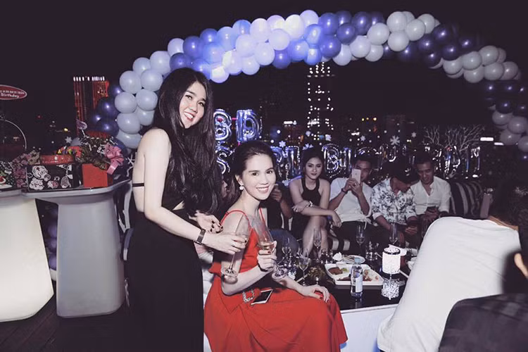 Bạn gái tỷ phú Hoàng Kiều cùng chị gái, người thân và bạn bè vui vẻ nâng ly chúc mừng. (Ảnh: Facebook chị gái Ngọc Trinh)