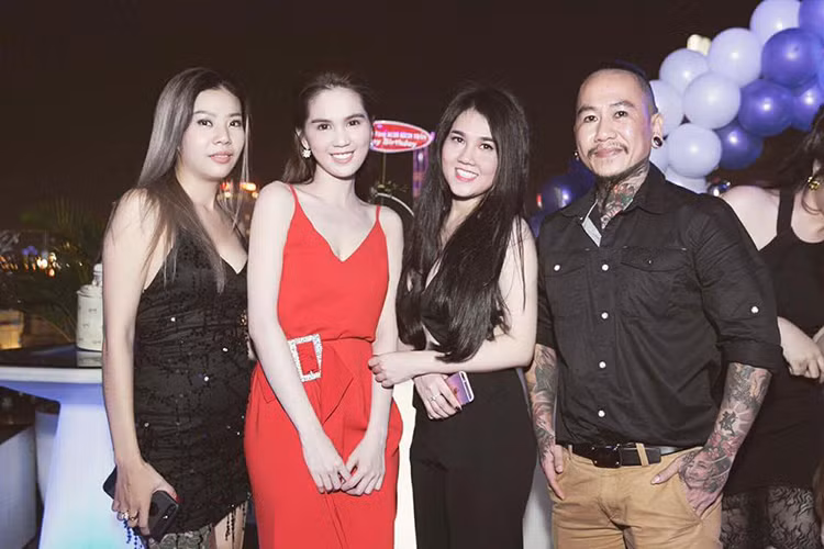 Xuất hiện tại bữa tiệc, Ngọc Trinh diện chiếc váy hai dây gợi cảm tông màu đỏ rực. (Ảnh: Facebook chị gái Ngọc Trinh)