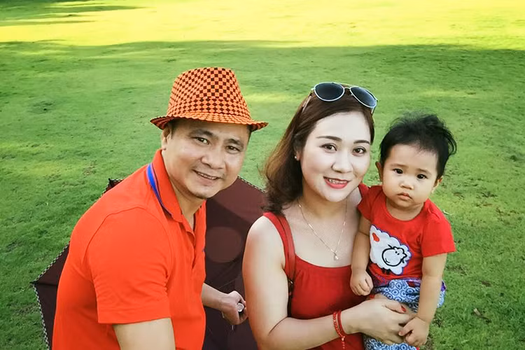 Cuối tháng 10/2015, vợ chồng Tự Long vui mừng chào đón cô con gái nhỏ. Thiên thần nhỏ nhà nam danh hài có tên thân mật là Táo. Nhiều người nhận xét cô nhóc rất đáng yêu và sở hữu gương mặt có nhiều nét giống với bố. (Ảnh: Facebook nhân vật) 