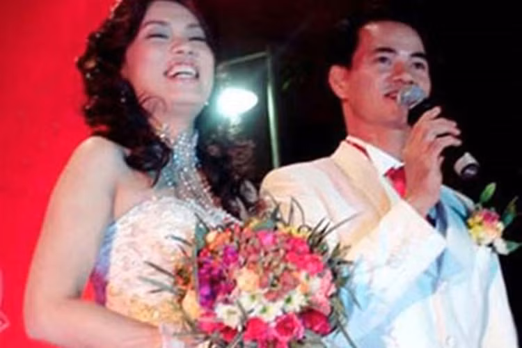 Xuân Bắc gắn bó với chương trình “Táo quân” trong nhiều năm nay với vai Nam Tào. Nam nghệ sĩ đã kết hôn năm 2006. Bà xã Xuân Bắc tên Hồng Nhung và từng đóng chung với chồng một tiểu phẩm hài trong chương trình “Gala cười” năm 2004. (Ảnh: Dân Việt) 